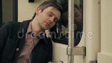 在地铁地铁地铁地铁里睡觉的人。 劳累的工人学生下班后睡觉，辛苦一天，生病，疲劳
